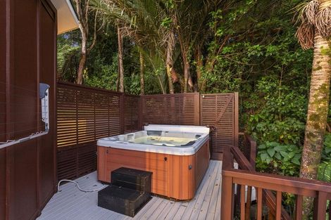 Photo of property in 6 Otitori Bay Road, Titirangi, Auckland, 0604