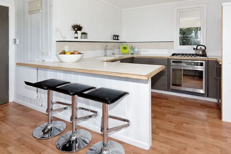 Photo of property in 27 Opou Road, Titirangi, Auckland, 0604