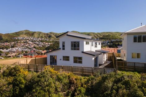 Photo of property in 9 Pine Hill Rise, Glenside, Wellington, 6037