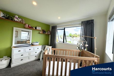Photo of property in 10 Mahinga Place, Massey, Auckland, 0614