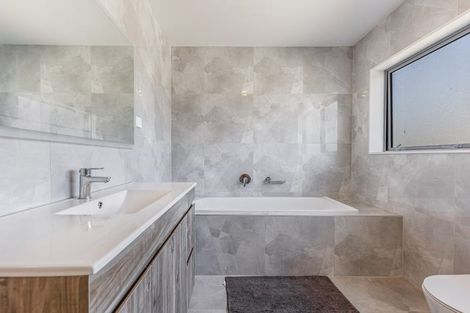 Photo of property in 5 Dawnhaven Drive, Te Atatu Peninsula, Auckland, 0610