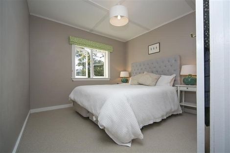 Photo of property in 4 Cleve Road, Green Bay, Auckland, 0604