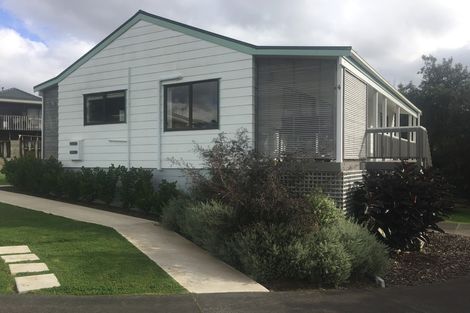 Photo of property in 4 Hawke Place, Pukekohe, 2120