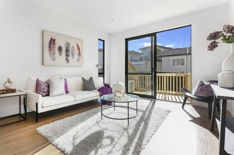 Photo of property in 1/7 Cedar Heights Avenue, Massey, Auckland, 0614