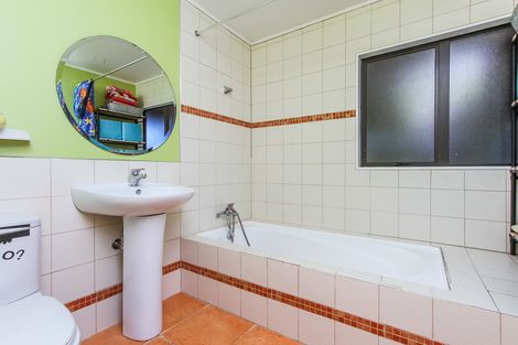 Photo of property in 92 Lincoln Park Avenue, Massey, Auckland, 0614