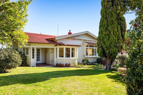 Photo of property in 2 Roslyn Road, Bluff Hill, Napier, 4110