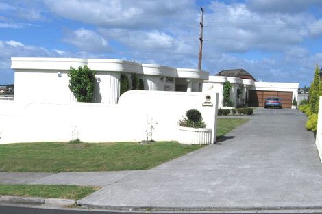 Photo of property in 1/13 Highgrove Lane, Totara Vale, Auckland, 0632