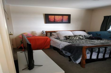 Photo of property in 1/12 Holiday Road, Stanmore Bay, Whangaparaoa, 0932