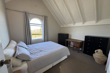 Photo of property in 7b Ladbrooke Drive, Newlands, Wellington, 6037
