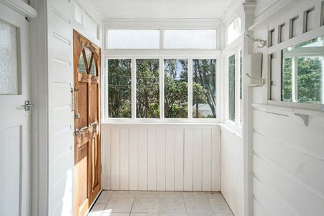 Photo of property in 18 Woburn Road, Northland, Wellington, 6012