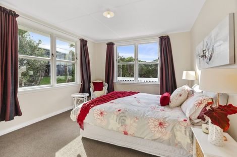 Photo of property in 2 Rakihau Place, Titahi Bay, Porirua, 5022