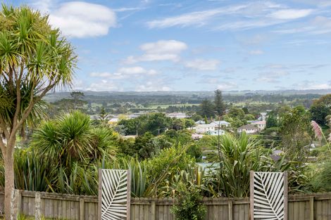 Photo of property in 25 Hand Road, Helensville, 0800