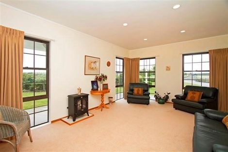 Photo of property in 335 Waihi Road, Hawera, 4673