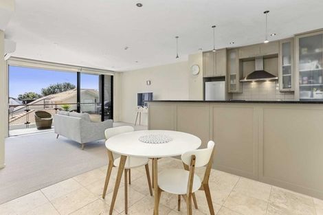 Photo of property in 2a/7 Frieston Road, Milford, Auckland, 0620