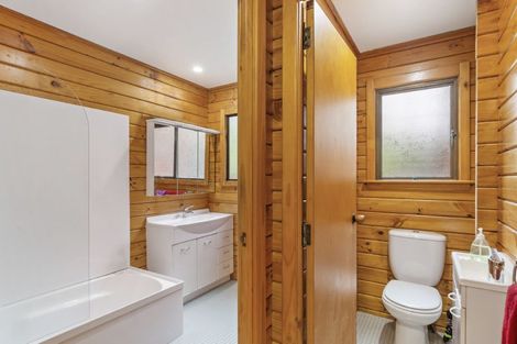 Photo of property in 233 Golf Road, Titirangi, Auckland, 0604