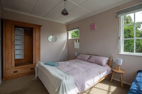 Photo of property in 174 Queens Drive, Lyall Bay, Wellington, 6022