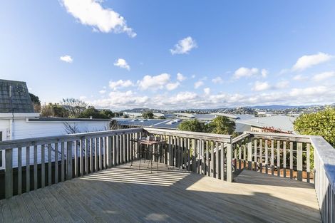 Photo of property in 91 Queens Drive, Lyall Bay, Wellington, 6022
