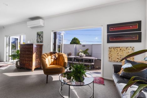Photo of property in 298 Huatoki Street, Upper Vogeltown, New Plymouth, 4310