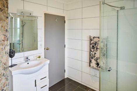 Photo of property in 32 Wai-iti Crescent, Woburn, Lower Hutt, 5010