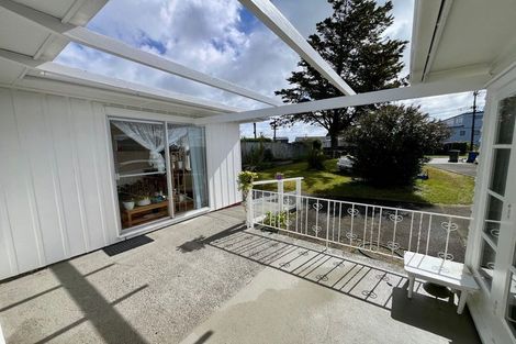 Photo of property in 47 Royal View Road, Te Atatu South, Auckland, 0610