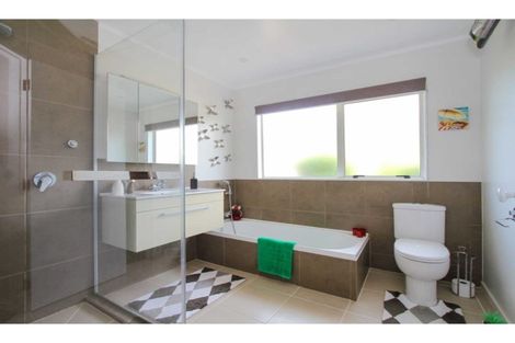 Photo of property in 272 Glamorgan Drive, Northcross, Auckland, 0630