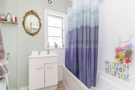 Photo of property in 42 Lincoln Avenue, Tawa, Wellington, 5028