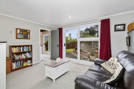 Photo of property in 3 Pimlico Place, Newlands, Wellington, 6037