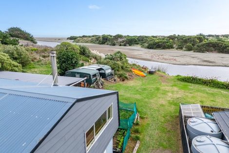 Photo of property in 21 Manga-pirau Street, Waikawa Beach, Manakau, 5573