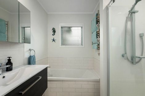 Photo of property in 52 Papaunahi Road, Bowentown, Waihi Beach, 3177