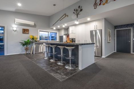 Photo of property in 6a Queenwood Road, Levin, 5510