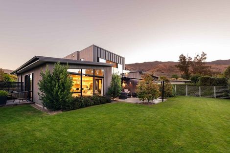 Photo of property in 5 Jessies Crescent, Wanaka, 9305