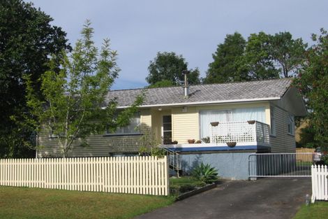 Photo of property in 28 Castleford Street, Green Bay, Auckland, 0604