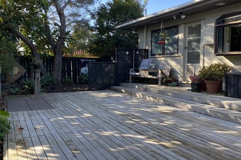 Photo of property in 16 Quincey Place, Massey, Auckland, 0614