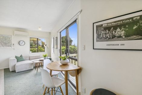 Photo of property in 15f2 Sutherland Crescent, Melrose, Wellington, 6023