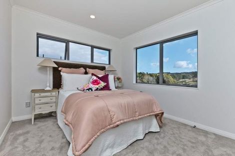 Photo of property in 10 Syd Grant Crescent, Orewa, 0931