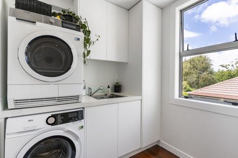 Photo of property in 2/51 Beach Road, Mellons Bay, Auckland, 2014
