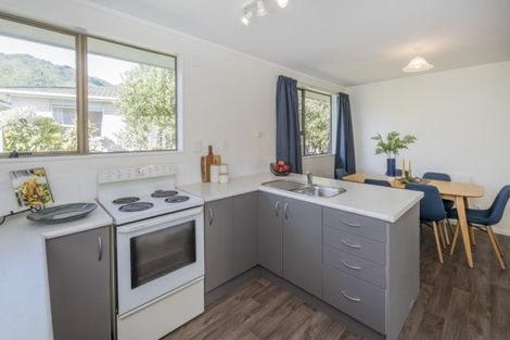 Photo of property in 10 Graham Grove, Waikanae, 5036