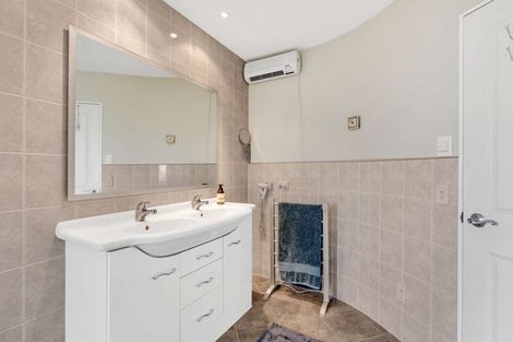 Photo of property in 27 Pohutukawa Drive, Levin, 5571
