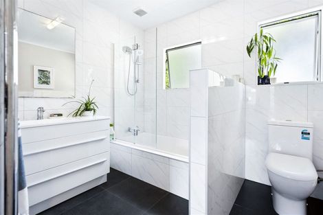 Photo of property in 60 Taikata Road, Te Atatu Peninsula, Auckland, 0610