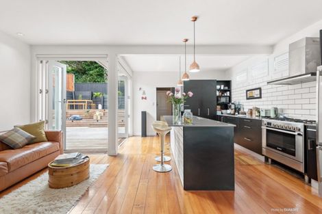 Photo of property in 27 The Parade, Island Bay, Wellington, 6023