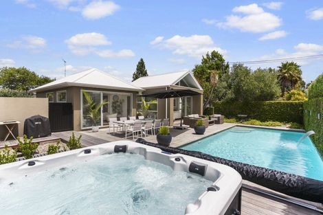 Photo of property in 2/51 Beach Road, Mellons Bay, Auckland, 2014