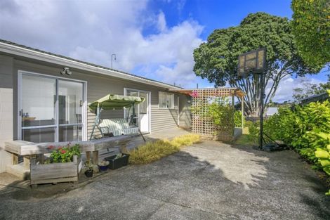 Photo of property in 2/52 Sunnynook Road, Sunnynook, Auckland, 0620