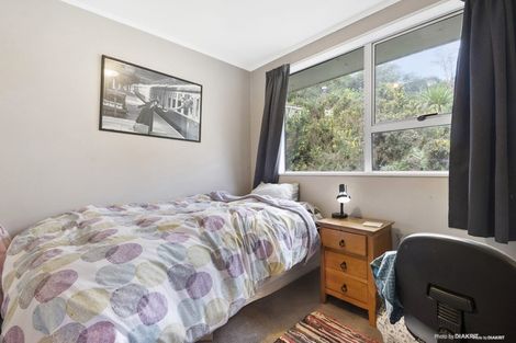 Photo of property in 27b Omega Street, Newlands, Wellington, 6037