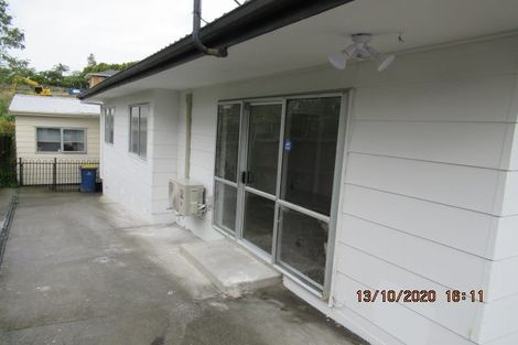 Photo of property in 15 Fernhaven Place, Massey, Auckland, 0614