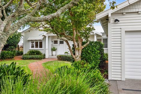 Photo of property in 66 Paynters Avenue, Strandon, New Plymouth, 4312