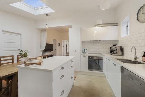 Photo of property in 13 South Lynn Road, Titirangi, Auckland, 0604