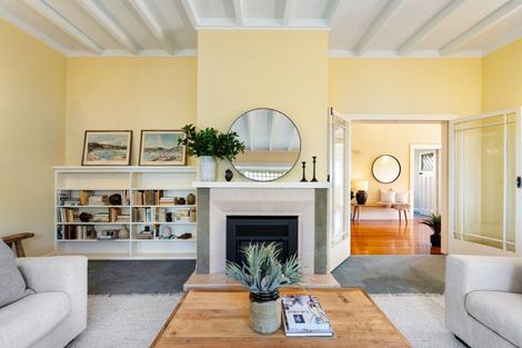 Photo of property in 2 Roslyn Road, Bluff Hill, Napier, 4110