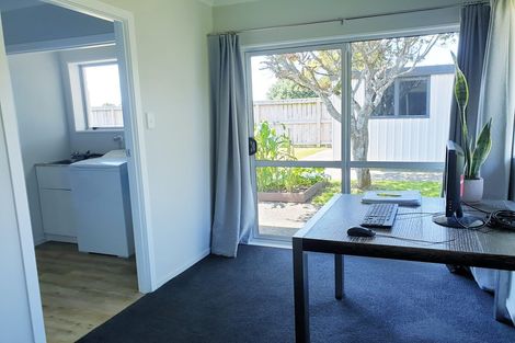 Photo of property in 122 Heta Road, Highlands Park, New Plymouth, 4312