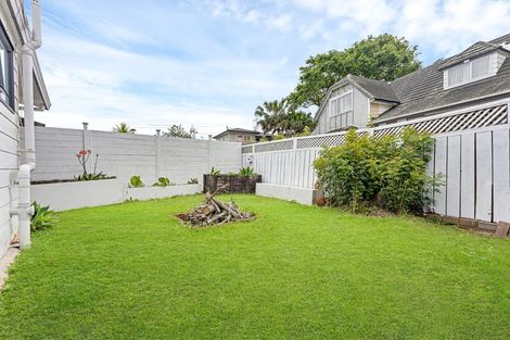 Photo of property in 18 Lanham Lane, Massey, Auckland, 0614