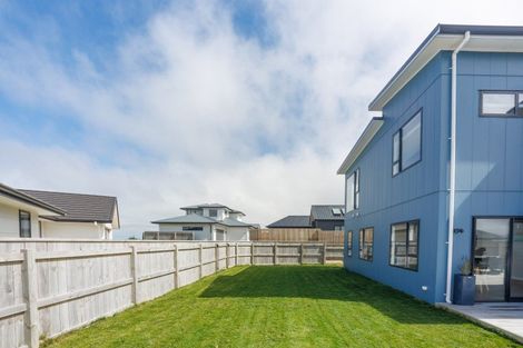 Photo of property in 31 Boeing Way, Newlands, Wellington, 6037